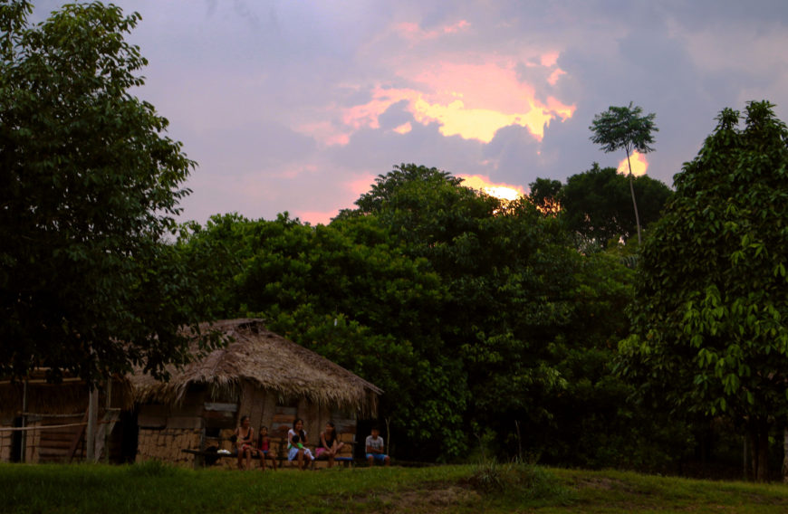 Cae el sol en la aldea indígena Vila Nova Amazonas. / Foto: Luna Gámez.