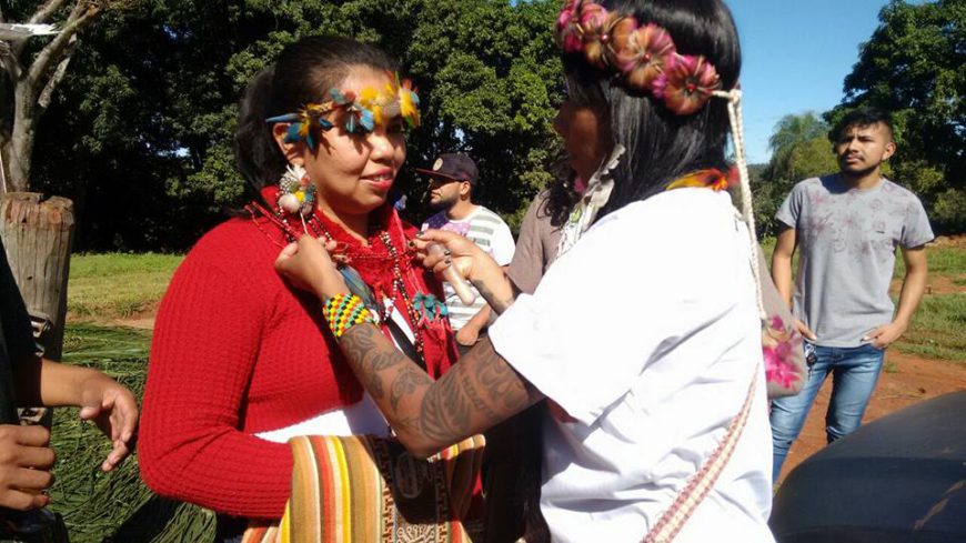 Simone Eloy recibe un collar sagrado de la Madre Jurema protectora de las selvas durante la 10 Assemblea del Pueblo Terena en la Tierra Indígena Buriti. / Foto: cedida