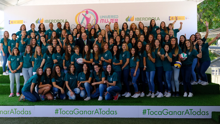 El presidente de Iberdrola, Ignacio Galán, entre diferentes deportistas intregrantes del programa 'Universo Mujer'. / Foto: web Iberdrola.