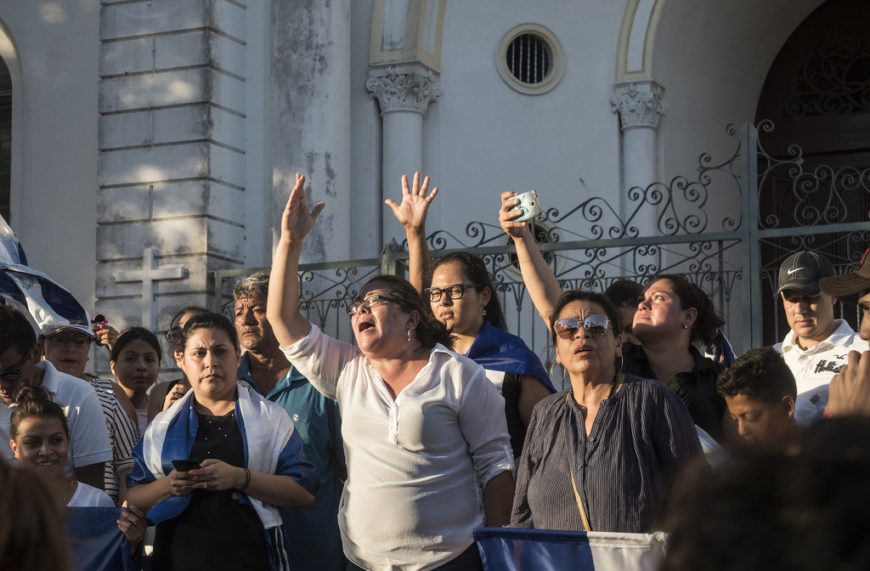 Mujeres claman justicia por las personas muertas y heridas, durante manifestacion en la ciudad de Diriamba./ O.A.