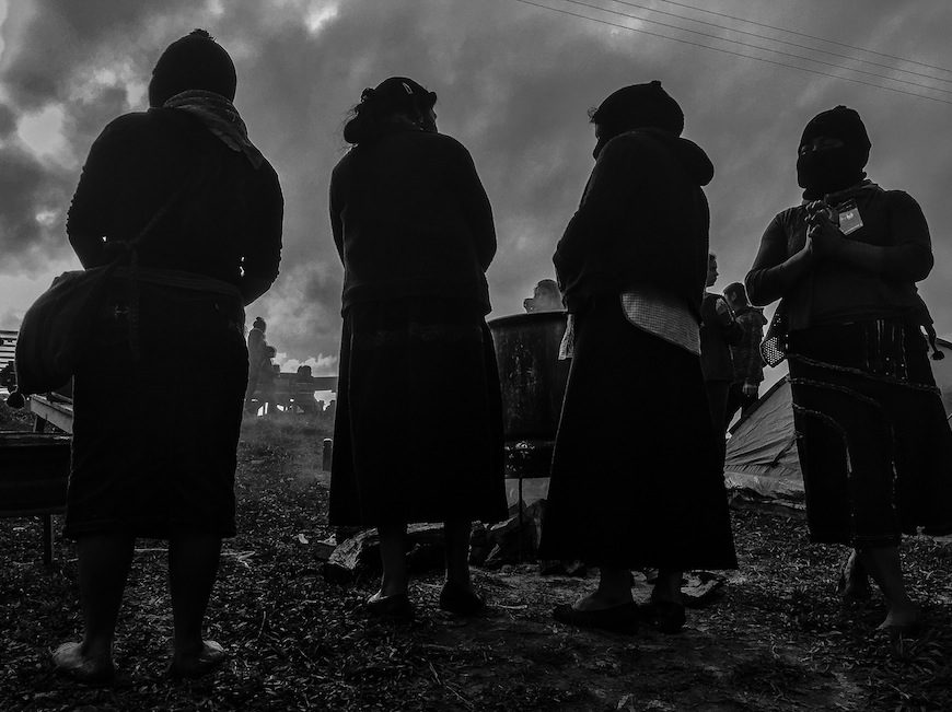 Mujeres zapatistas fotografiadas en penumbra. Antonia ha preferido no salir en fotografías./ B.J.