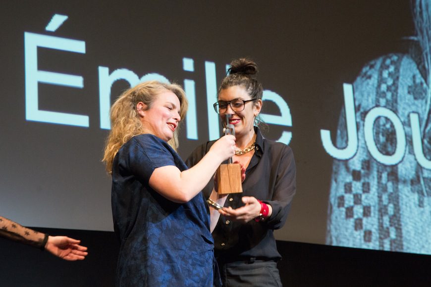 Lucía Egaña, ganadora del Premio al Mejor Documental en Zinegoak 2012 con 'Mi sexualidad es una creación artística', le entregó el premio./ ©MITXI