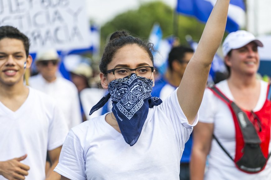 Una manifestante en una marcha el 9 de mayo en Masaya./ Jorge Eduardo Mejía Peralta