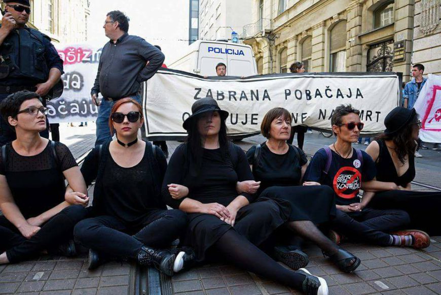 Sentada frente una marcha antiabortista en Zagreb. / Foto: Women´s Network Croatia 