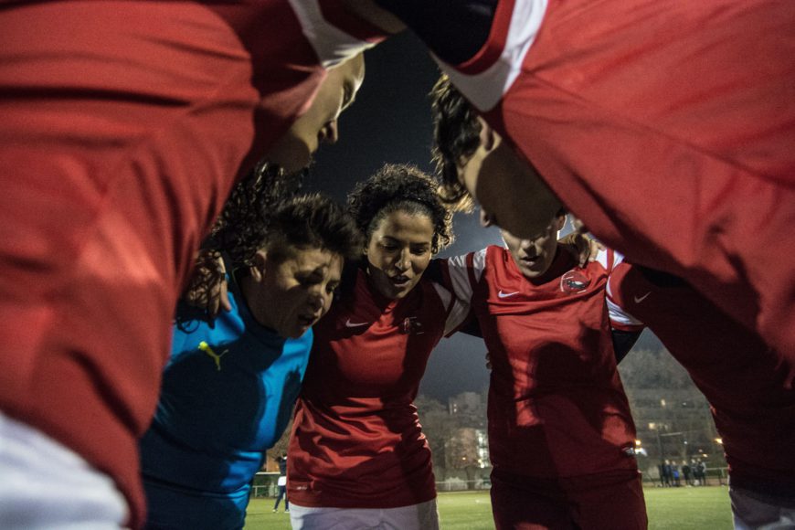 Minutos antes del inicio de un partido, Les Dégommeuses se reúnen en círculo para darse ánimos entre ellas bajo el grito de “Go, go, go, les Dégos”