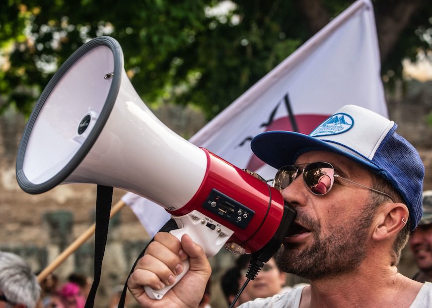 Un manifestante con el altavoz