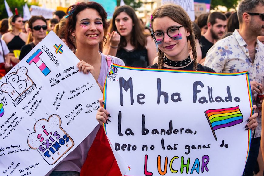 Dos chicas con carteles de visibilidad bisexual