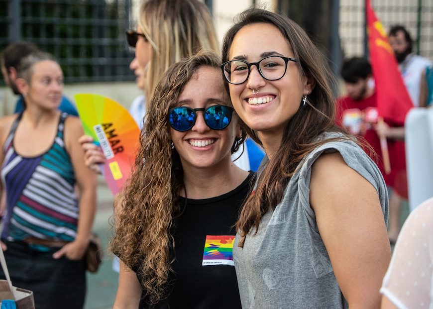 Una pareja de chicas sonriendo