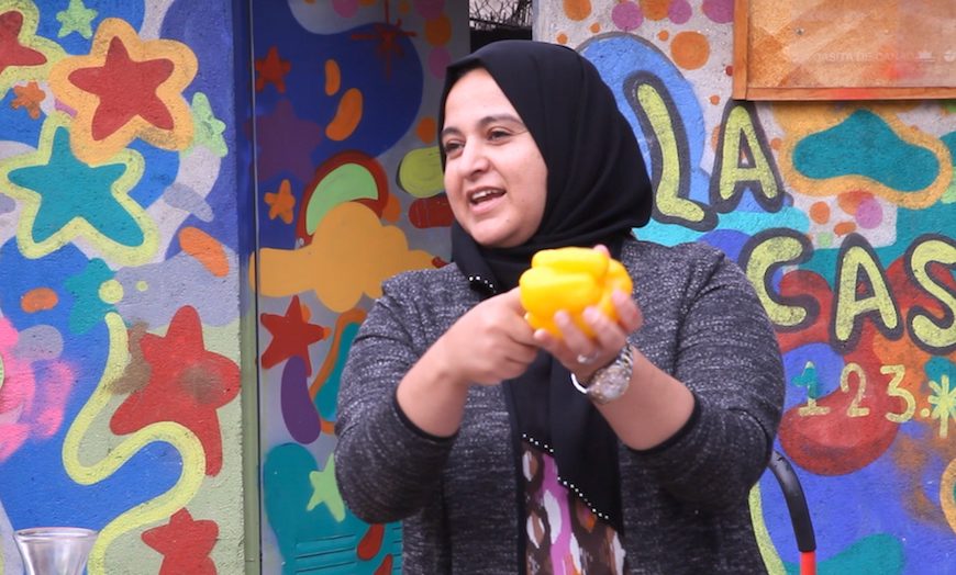 Rahma Hitach El Kanar, colaboradora en el festival y vecina de la Cañada, participa en un taller de cocina./ Fotos cedidas por la organización