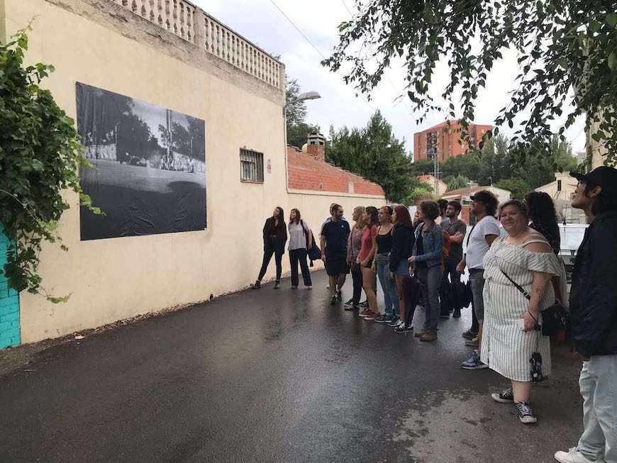 Asistentes al festival contemplan una exposición de arte por las fachadas del barrio./ Fotos cedidas por la organización