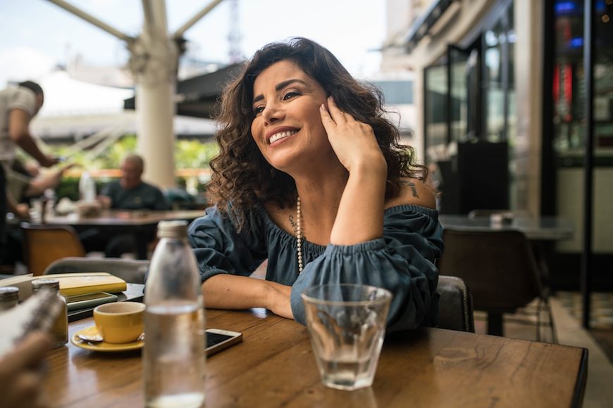 Joumana Haddad atiende a Pikara en una cafetería en Beirut./ Jean-Claude Chincheré