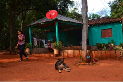 Esther Leiva en su casa de Capiibary con su perro. / Foto: Jess Insfrán Pérez.