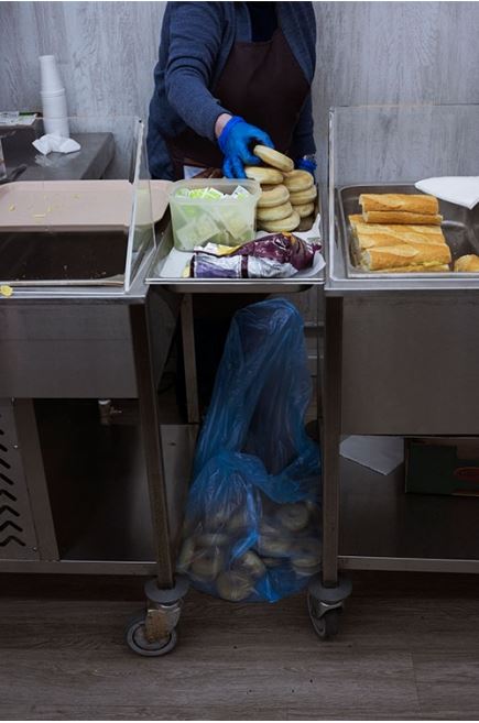  Personal del centro ASSÍS Centro de Acogida sirven el desayuno a las personas que acuden al centro.