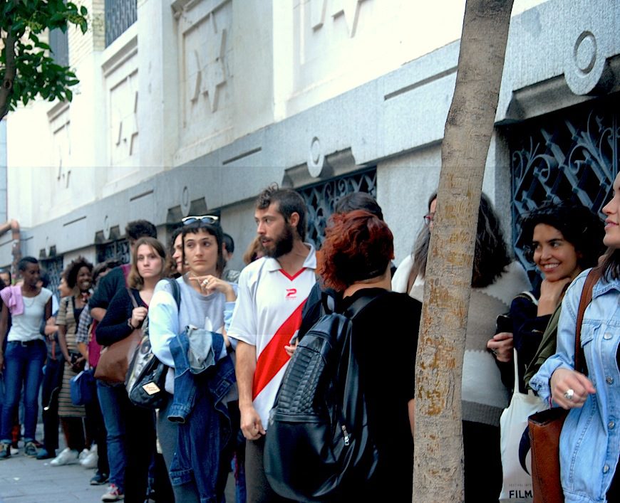 Una nutrida cola de personas espera para asistir a la conferencia de Angela Davis en La Casa Encendida./ Brenda Navarro