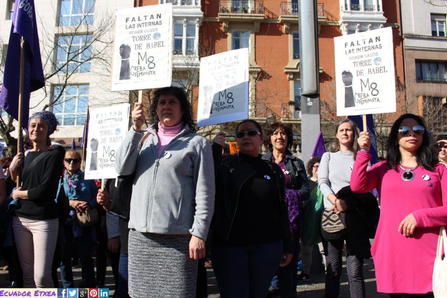 Participantes en el mitin feminista celebrado en Bilbao reivindican a las trabajadoras del hogar internas./ Ecuador Etxea