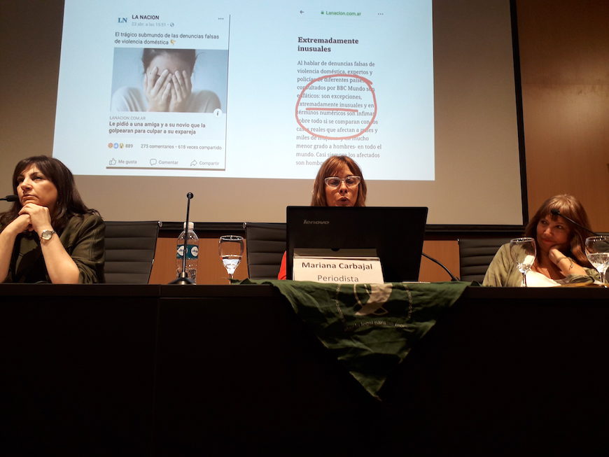 Mariana Carbajal durante su ponencia sobre 'fake news' machistas./ Florencia Goldsman