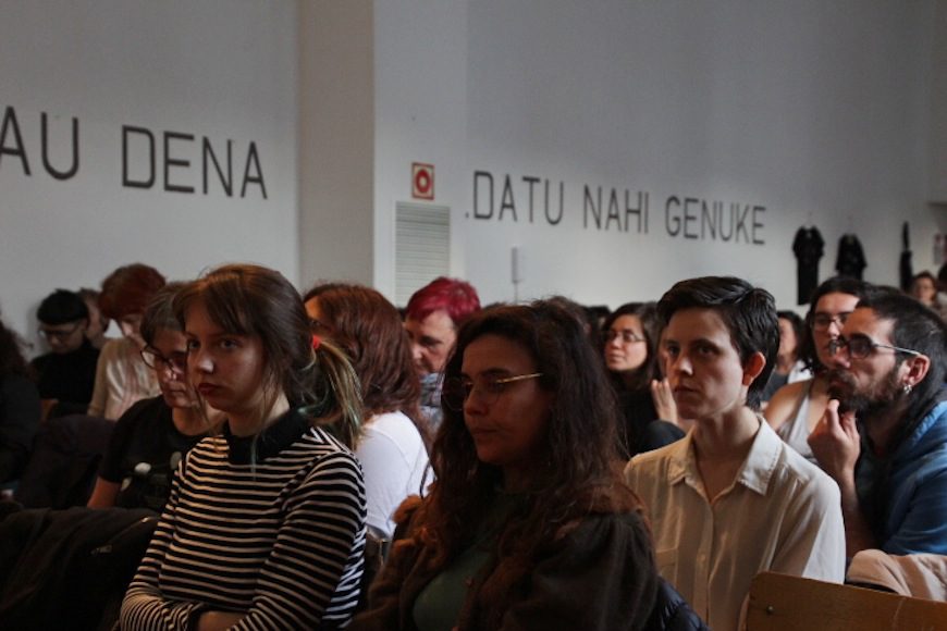 La sala de Katrakak se llenó para escuchar las distintas mesas redondas./ HELENA BAYONA