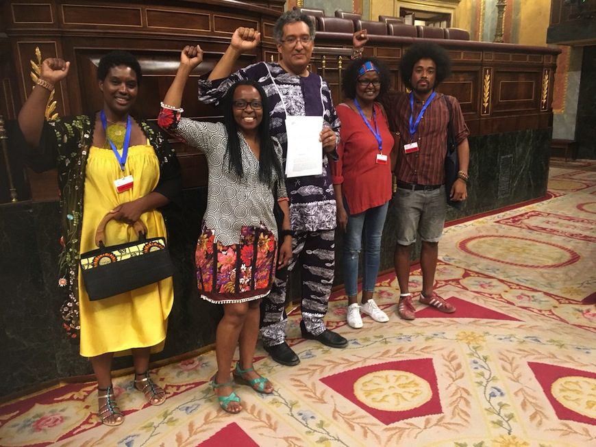 Rita Bosaho (segunda por la izquierda) junto con activistas afro en el Congreso de los Diputados el pasado 19 de julio, después de registrar una Proposición No de Ley sobre el reconocimiento de la comunidad africana y afrodescendiente de España./ Twitter de Rita Bosaho