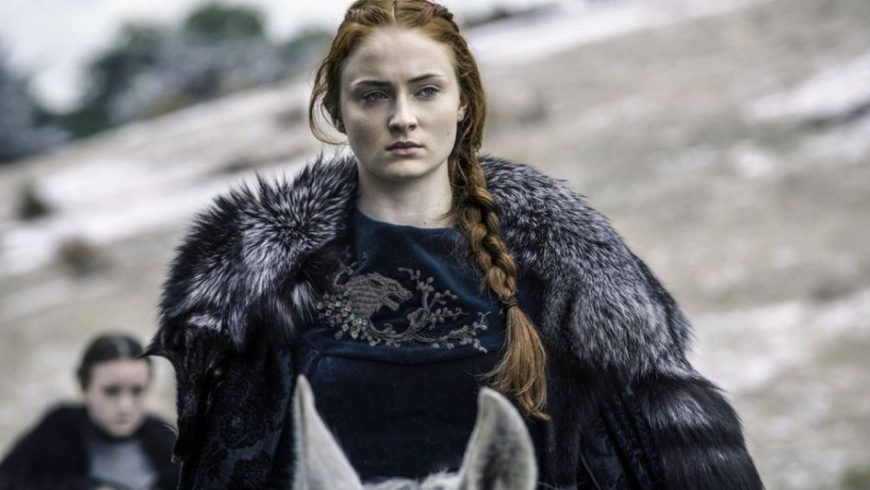 Sansa Stark iba para princesa pero se convirtió en amazona. Al fondo, la gran Lyanna Mormont