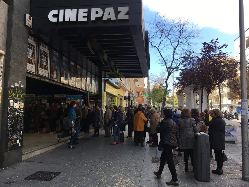 varias personas esperan en la calle para entrar al cine