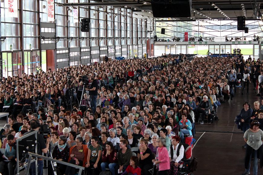 en la imagen, un plano general, se ven a miles de mujeres sentadas