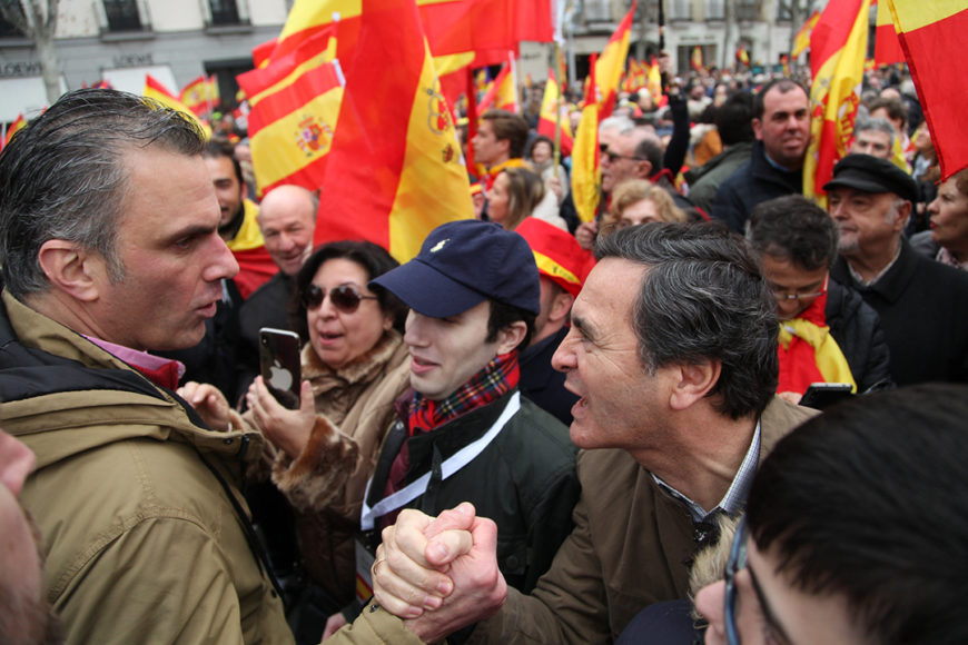 Javier Ortega Smith saluda a unos simpatizantes de su partido ultraderechista, Vox, junto a otros seguidores con banderas de España- Foto cogida de Flickr 