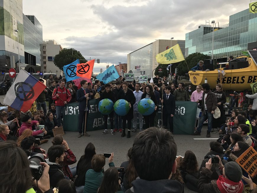 un grupo de gente se manifiesta