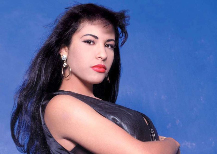 La cantante Selena con el pelo largo y negro y flequillo, su imagen más característica. 