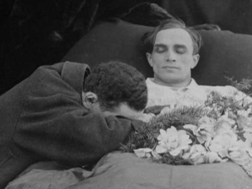 Secuencia de la película de Richard Oswald sobre homosexualidad. Un hombre muerto yace con unas flores en el regazo mientras otro llora sobre él. 