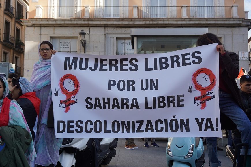 Dos mujeres portan una pancarta por un Sáhara libre, pero solo se ve a una, que lleva velo