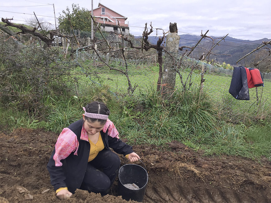 Sara Guerrero Alfaro ayudando a una vecina en los trabajos de la huerta.- Sara Guerrero Alfaro