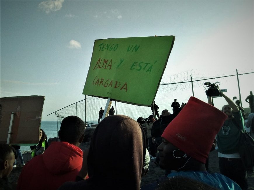 un cartel, en una mani, reza 'tengo un alma y está cargada'