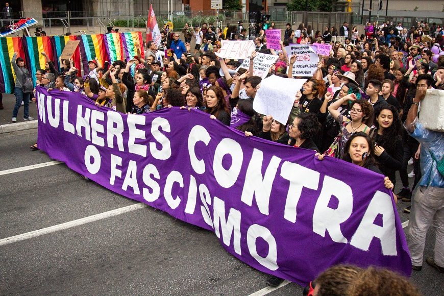 un manifestación de mujeres con la pancarta 'Mujeres contra el fascismo'