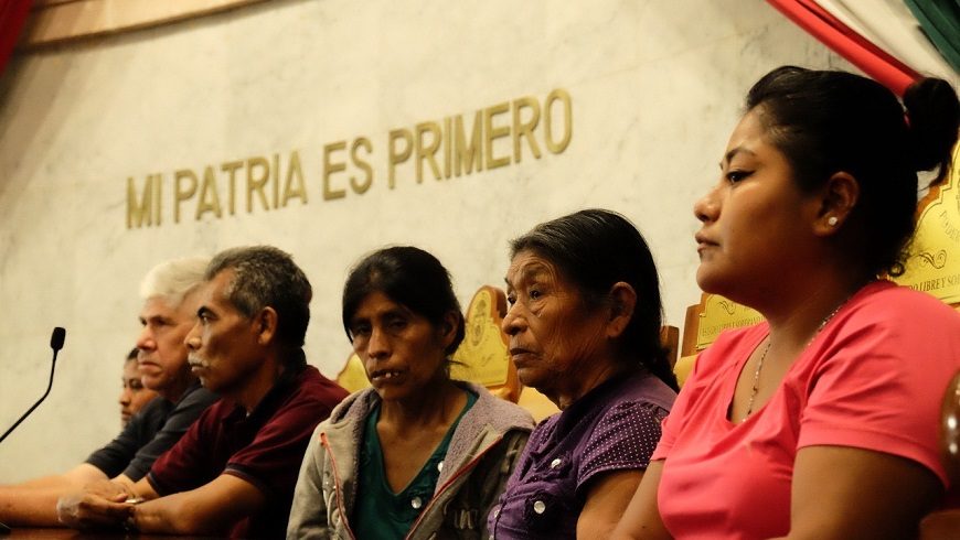 varias personas, mujeres y hombres, en la tribuna de un tribunal bajo la frase 'mi patria es primero'