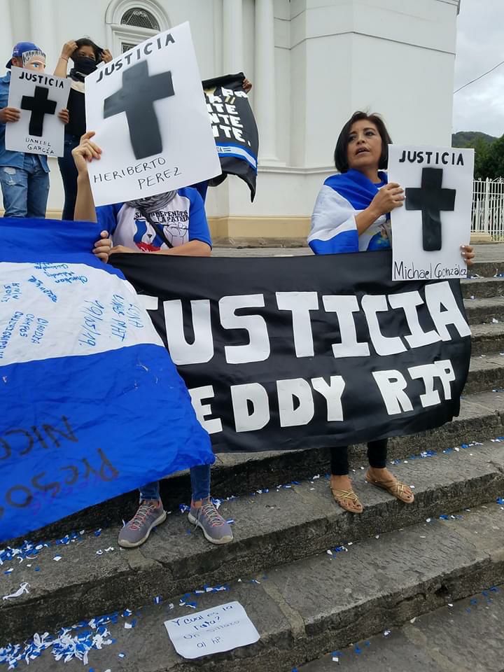 Una foto de mujeres con carteles pidiendo justicia ilustra el texto 'Mis paredes, tus paredes'