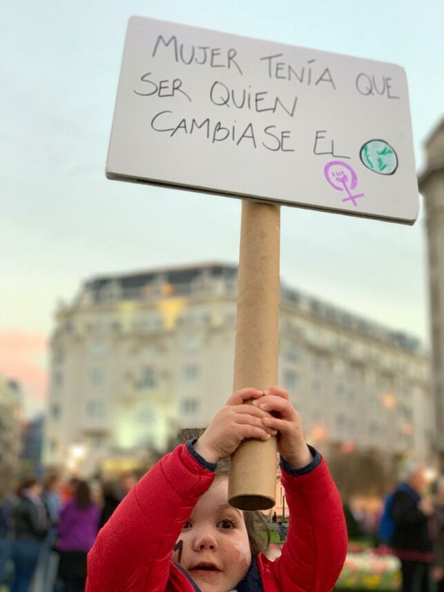 una niña con un cartel