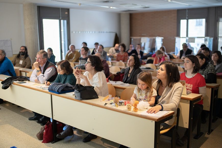 varias personas adultas sentadas en un aula