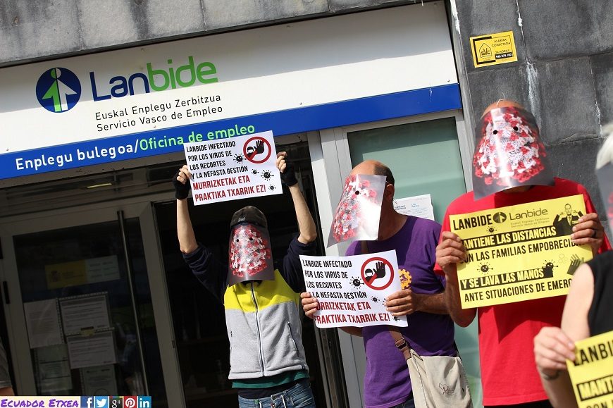 Una manifestación en Barakaldo en junio de 2020 para criticar la gestión que hace Lanbide de la RGI ilustra este artículo sobre erradicar la pobreza y las desigualdades. / Foto: Ecuador Etxea