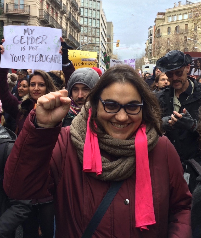 una mujer en una manifestación con el puño en alto