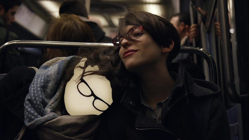 dos mujeres sentadas en el transporte urbano. es un primer plano, una tiene la cara blanca para que no se la identifique