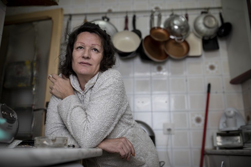 una mujer apoyada en su cocina