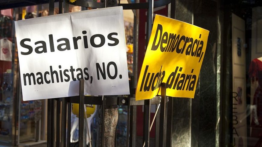 Dos carteles en una manifestación