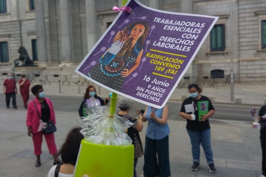 Trabajadoras del hogar entregaron escobillas a diputadas y diputados para denunciar el colapso del trabajo de cuidados. / Foto cedida por las asociaciones