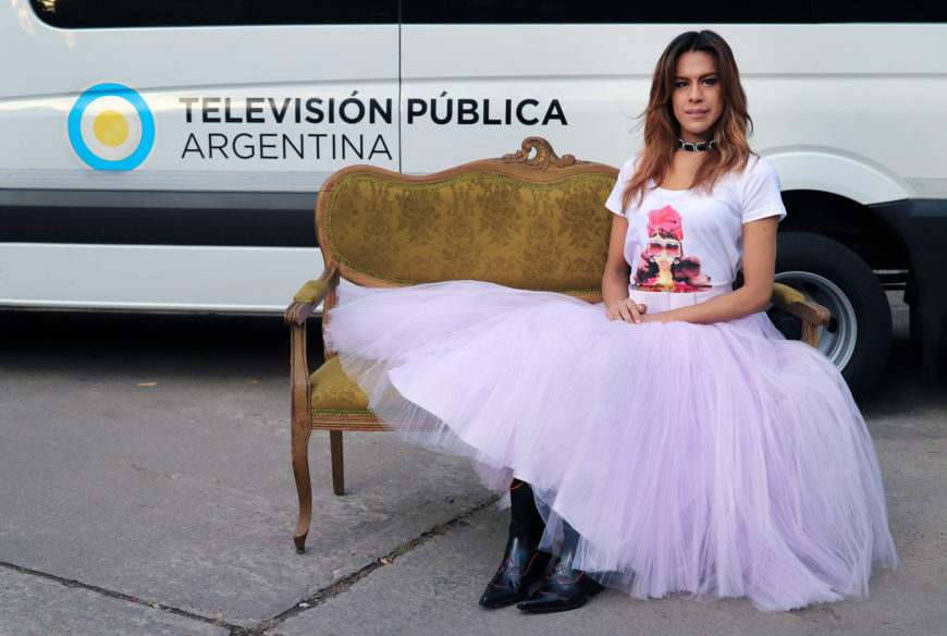 La periodista Diana Zurco posa frente a una furgoneta de la Televisión Pública Argentina. Foto: Cristian Pirovano