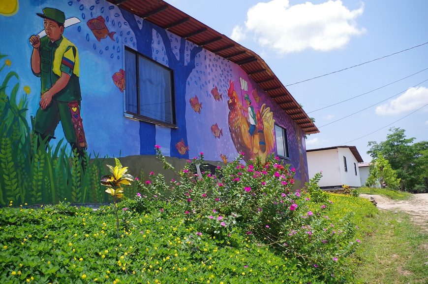 una pared pintada con murales