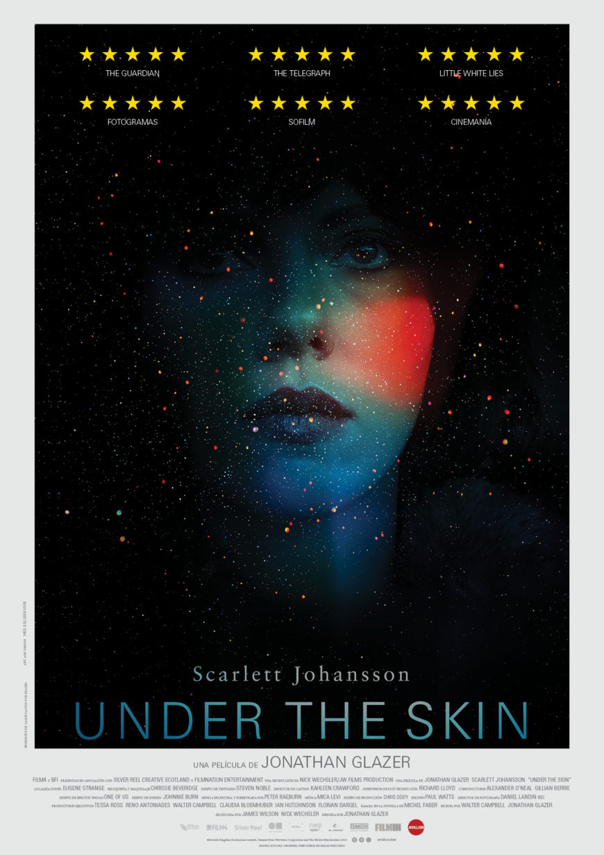 Cartel de la película Under the skin, con el rostro de la protagonista, Scarlett Johansson, flotando entre estrellas en el espacio. 