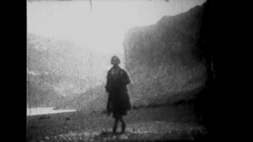 Fotograma en blanco y negro de una foto de Benjamina Miyar que aparece en 'La calle del agua'