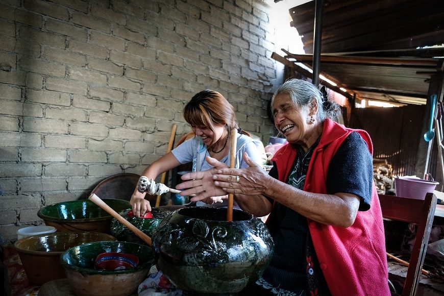 dos mujeres, abuela y nieta, concinando