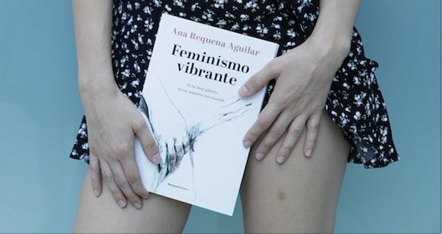 Imagen promocional de 'Feminismo vibrante' (Roca Editorial), en el que la autora posa con el libro, portada ilustrada por Paula Bonet