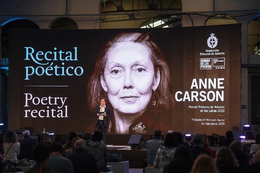 una imagen de un panel con la cara de Anne Carson